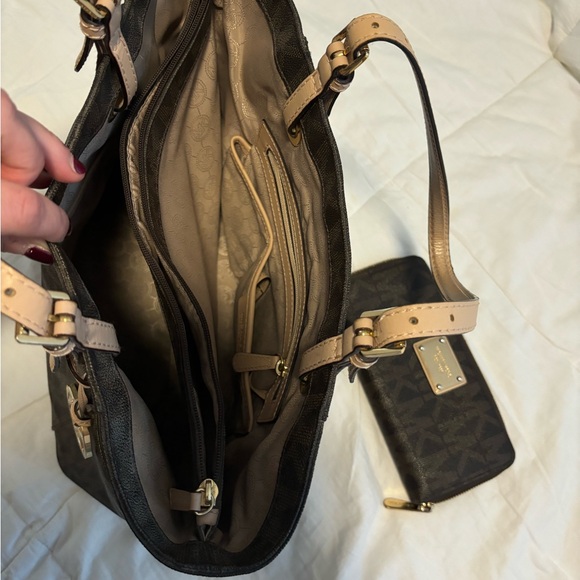 Michael Kors Signature Jet Set East West Top Zip Tote with matching wallet - Picture 8 of 10